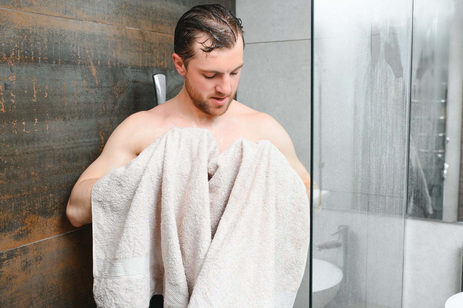Handtuch hängt nach dem Duschen im Bad