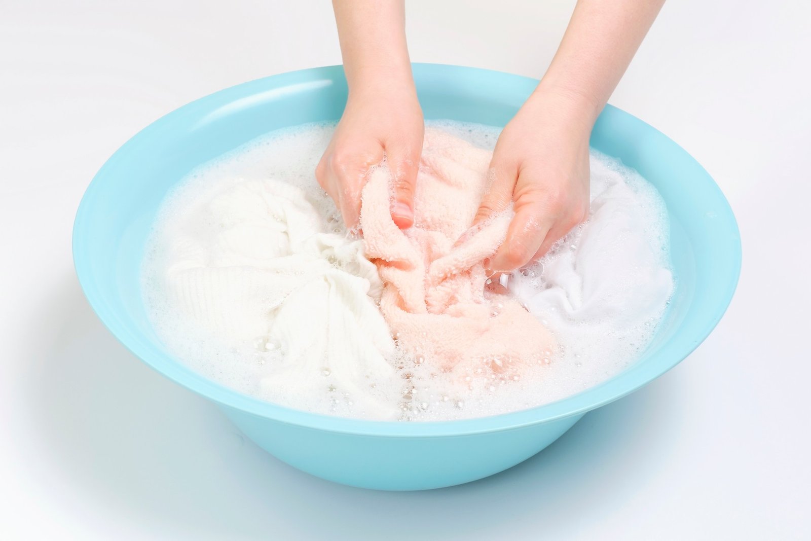 Handtuch wird in Schüssel mit Wasser eingeweicht