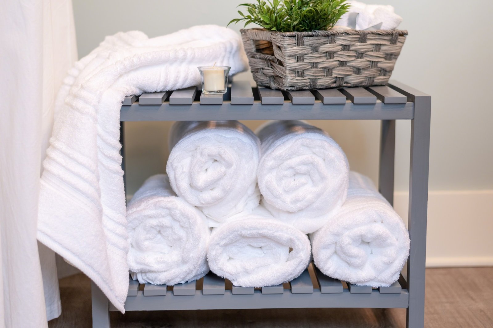 Frische weiße Handtücher im Hotelzimmer