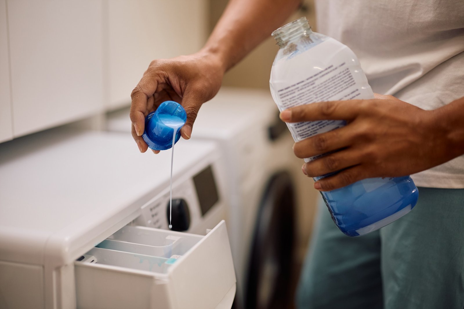 Hygienespüler-Flasche neben Handtüchern